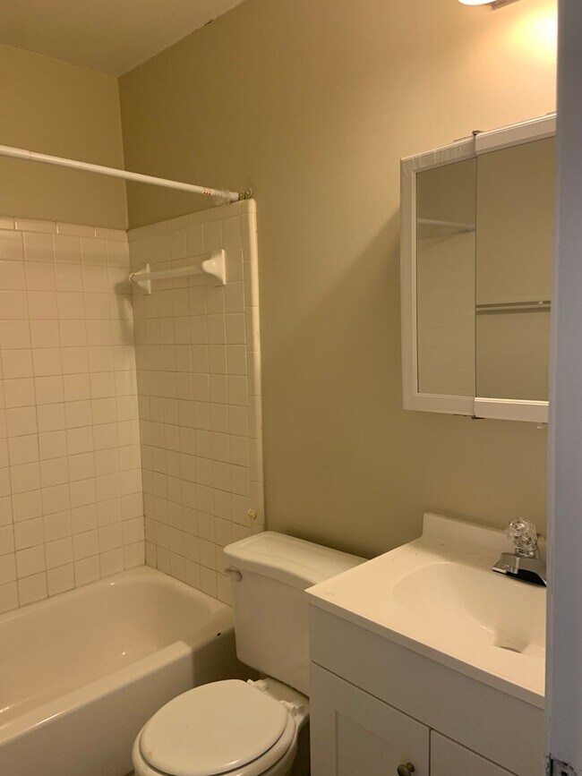 Building Photo - 3 BR Condo convenient to I-40 and Wendover...