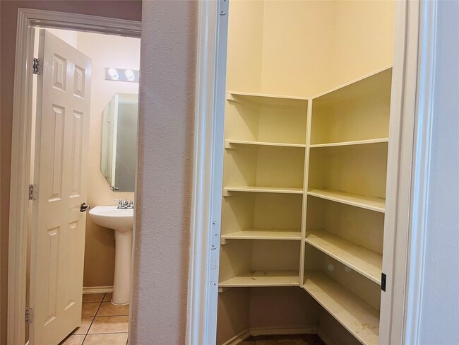 Building Photo - 2115 Vermillion Oak St