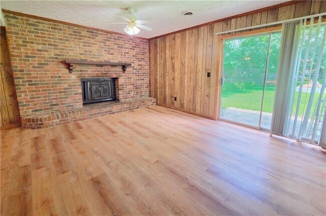 Building Photo - 3533 Charlotte Dr