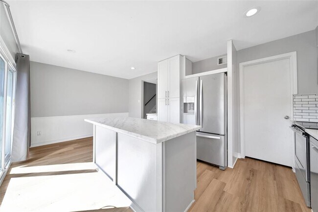 Building Photo - 6409 Burgoyne Dr.
