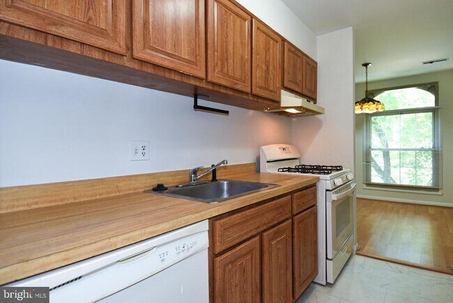 Building Photo - 3302 Woodburn Village Dr