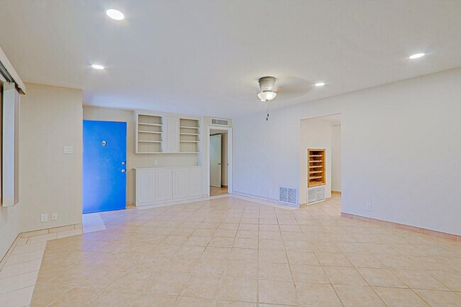 Building Photo - 6203 N 12th Pl