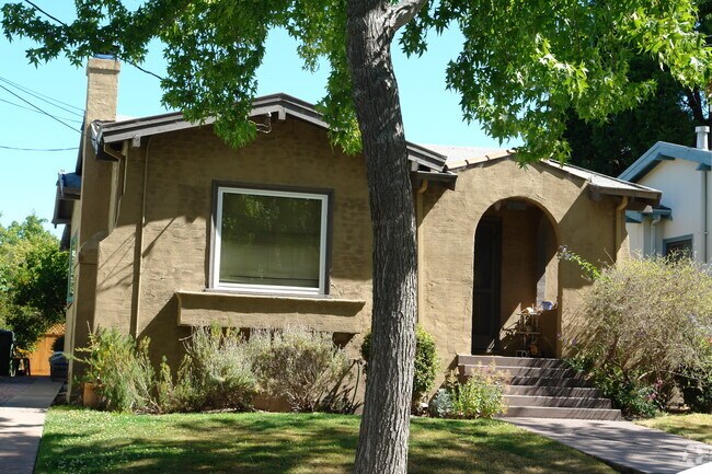Building Photo - 2243 Oregon St
