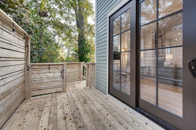 Building Photo - Franklin Gem Walking Distance to Downtown!