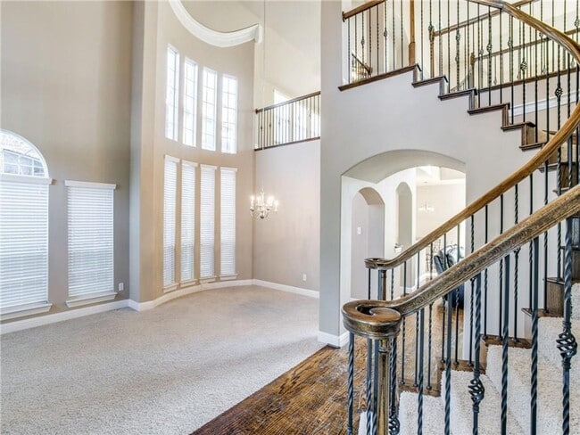 Building Photo - 1702 Tulare Dr