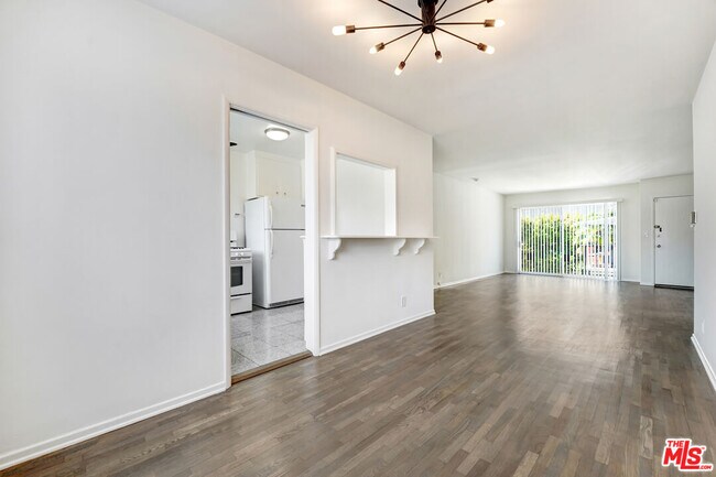 Primary Photo - 1433 Hayworth Ave