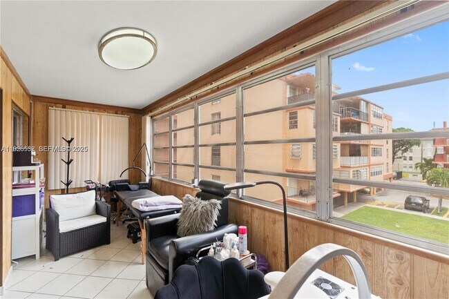 Building Photo - 1810 W 56th St