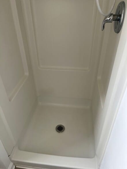 Shower - 104 W Hembree St