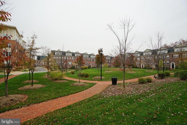 Building Photo - Beautiful 4 BD 4.5 BA Townhome in the Reserve at Tysons Corner