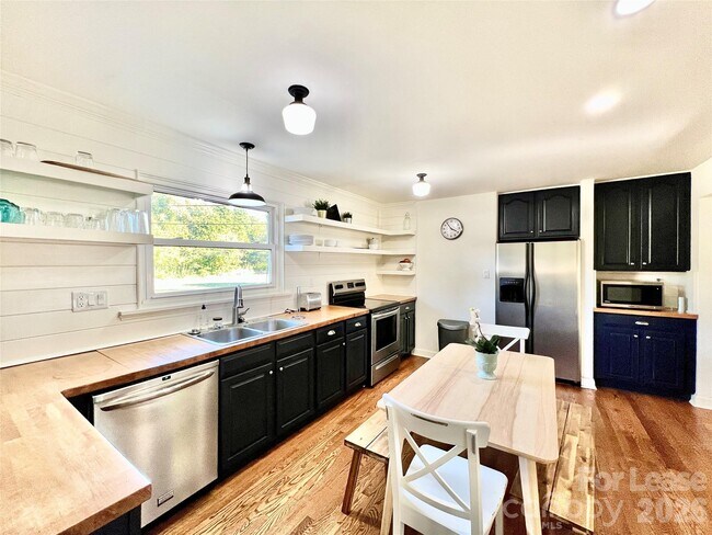 Building Photo - 2931 Belmeade Dr