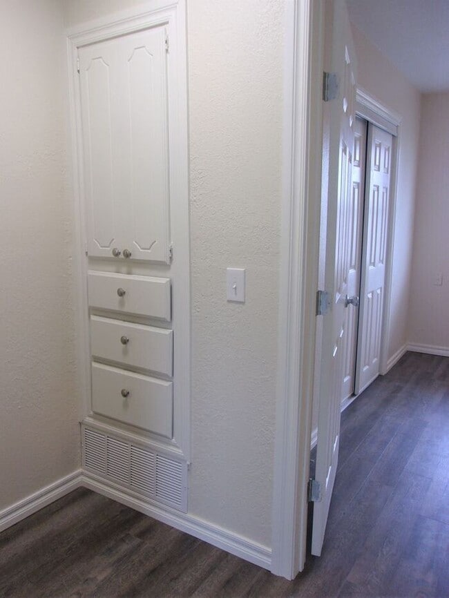 Building Photo - 2 BED 1.5 BATH TWO STORY TOWNHOUSE- WARR A...