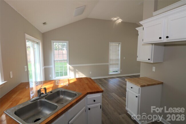 Building Photo - 711 Harvest Way