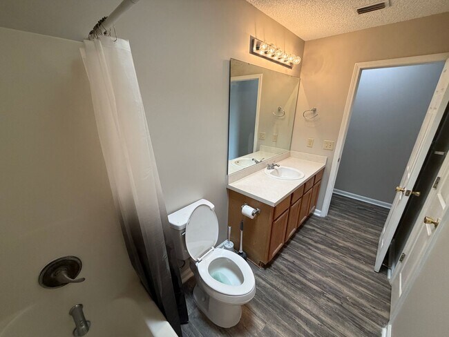 Building Photo - 401 Wild Grape Dr