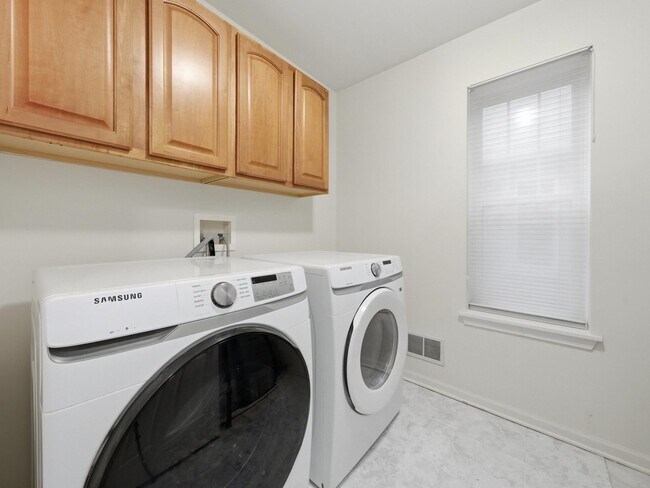 Building Photo - 399 Pine Lake Cir