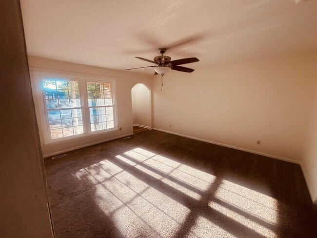 Building Photo - 1334 N Estelle St
