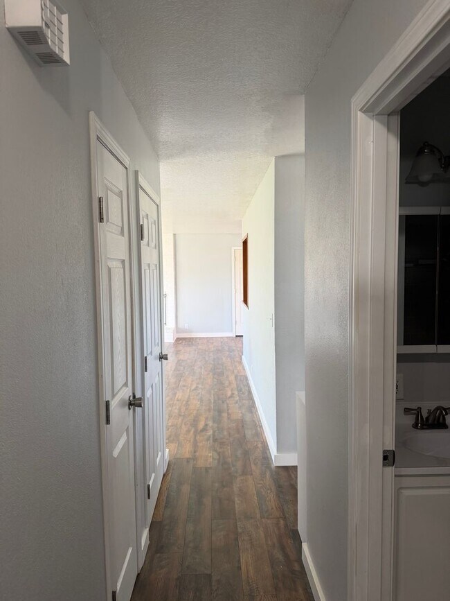 Building Photo - Updated 3 bedroom 1.5 bathroom house in Springfield!