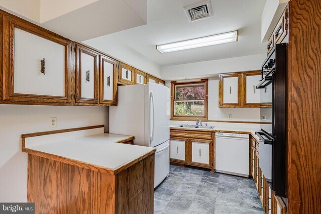 Building Photo - 12555 Trinity Dr