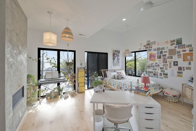 Building Photo - Custom-Built 4 Bed/ 2 Full + 2 Half Bath Modern Home at the base of Love Circle, Fully Furnished,...