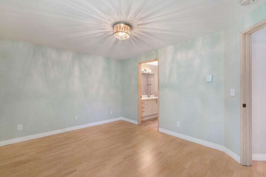 Master bedroom - 9910 NE 137th St