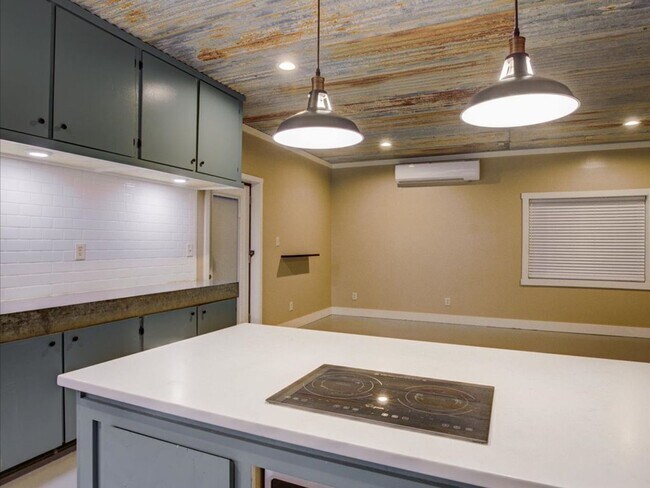 Building Photo - Studio. PROMO $400.OFF FULL MONTHS RENT! . Utilities included!!!