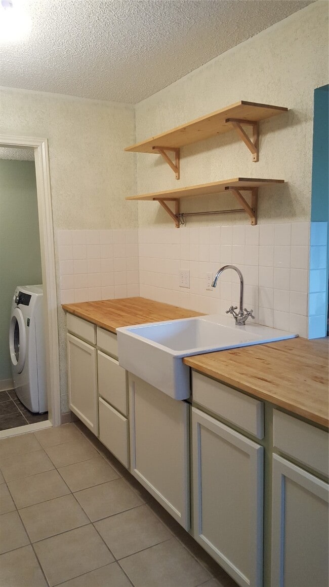 Building Photo - 8483 Sands Point Dr