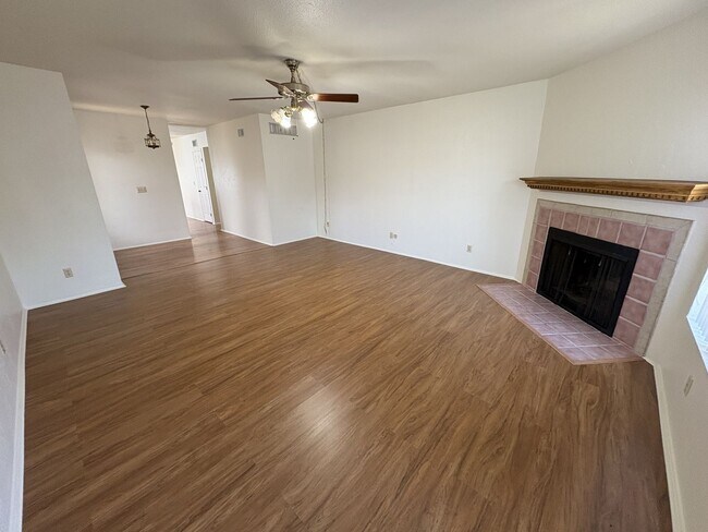 Building Photo - Eastside townhome, convenient location