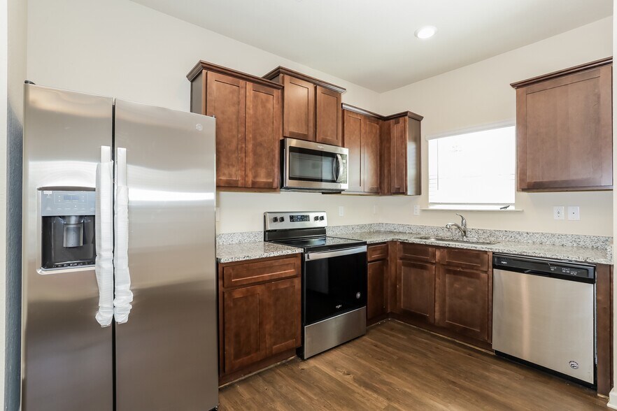 Building Photo - 402 Highwood Ln