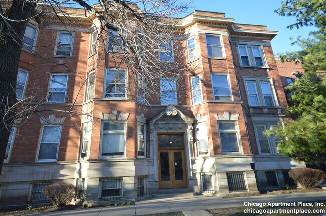 Building Photo - 850 W Waveland Ave