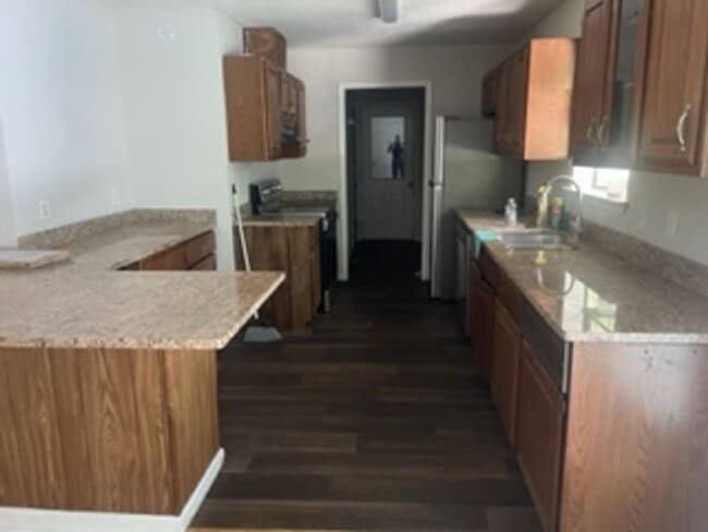 Building Photo - LARGE 4 BEDROOM 3 BATH HOME AVAILABLE NOW