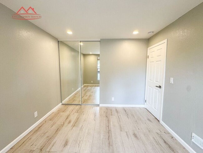 Building Photo - 236 Red Oak Dr E