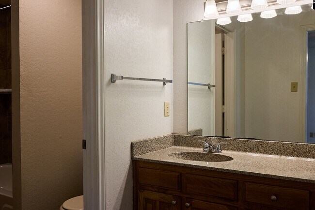 Building Photo - 900 Kilkenny Ct