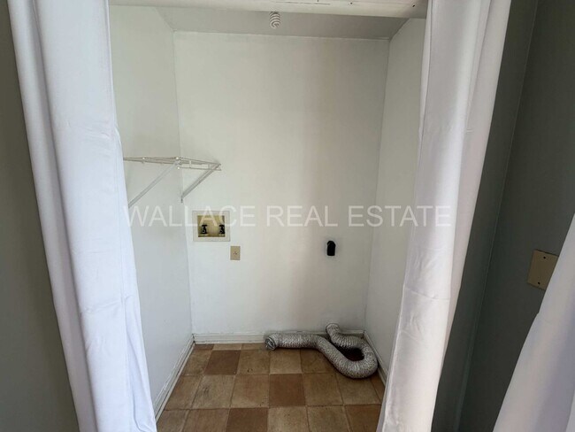 Building Photo - ALL ONE LEVEL IN CLINTON! 3 BDRM, 2 BATH WITH 2 CAR GARAGE!!