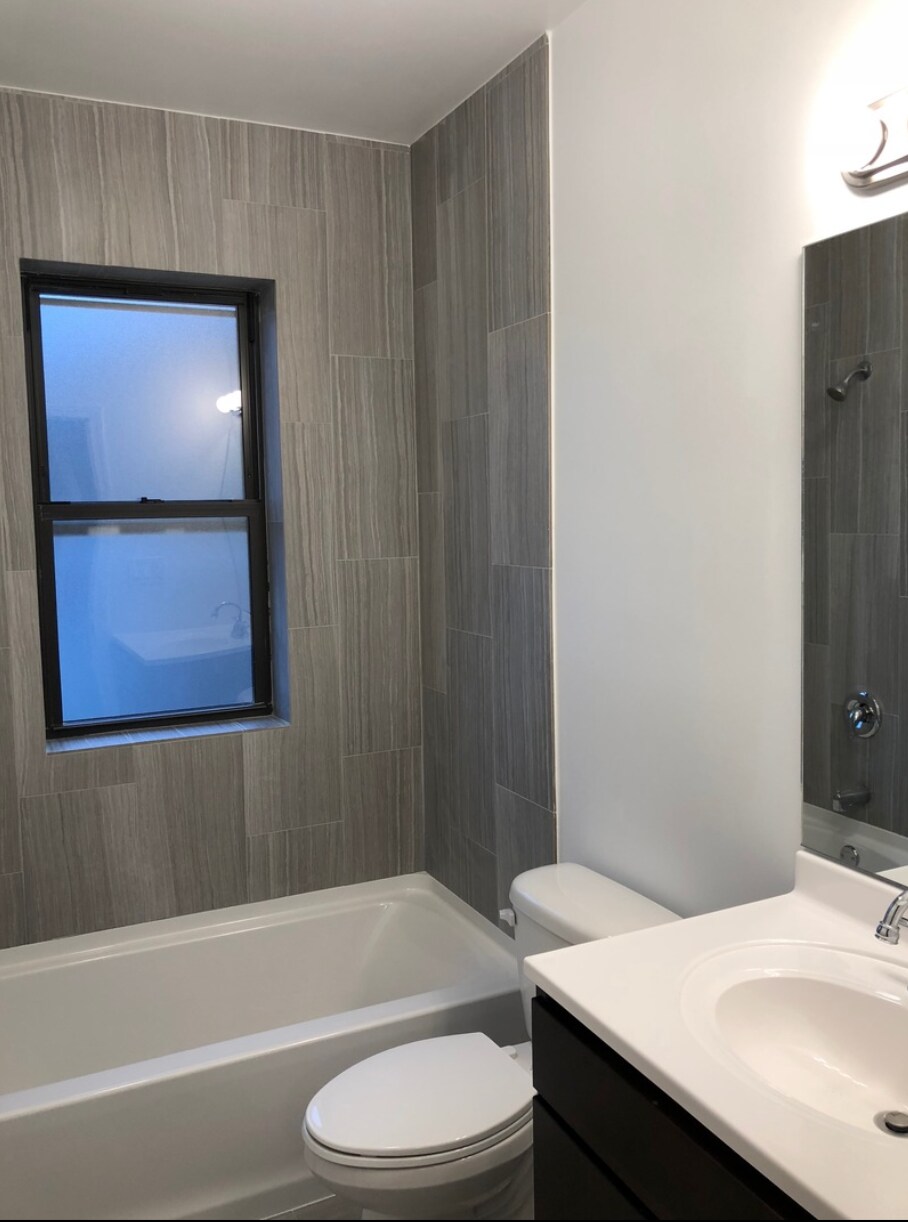 Bathroom (sink is in need of cleaning/replacement) - 3217 W Cullom Ave