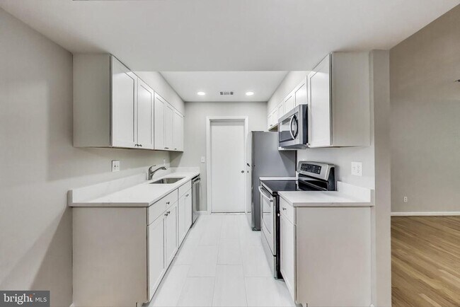 Building Photo - 5700 Chapman Mill Dr