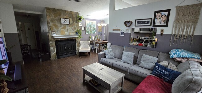 Front door entrance to living room. - 1261 Eaglewood Dr