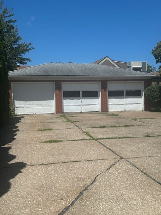 Building Photo - 1334 W 28th St
