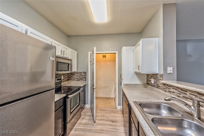 Building Photo - 231 W Horizon Ridge Pkwy