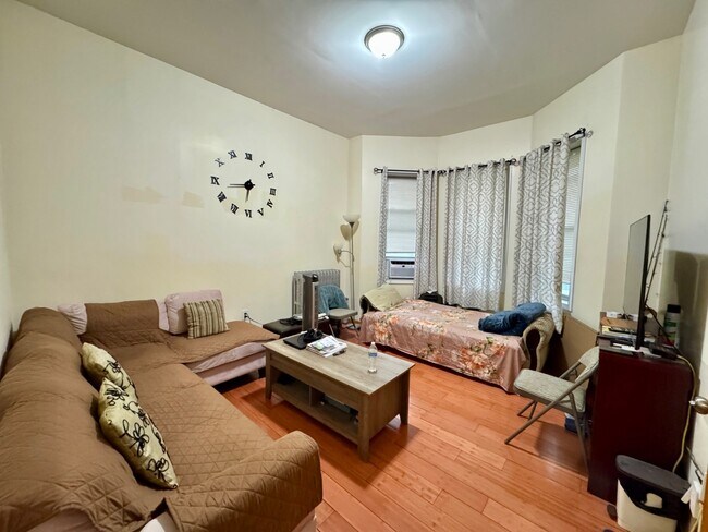 Building Photo - 3056 Perry Ave