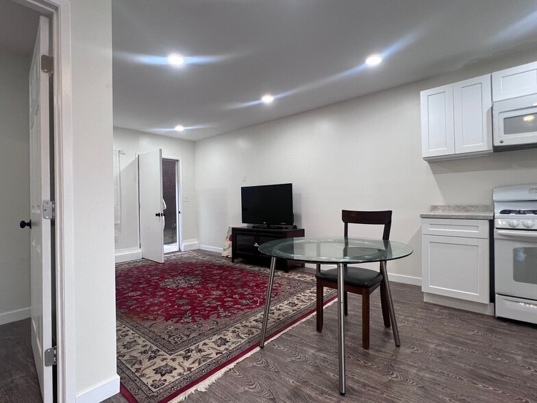 Building Photo - 1367 W 12th St