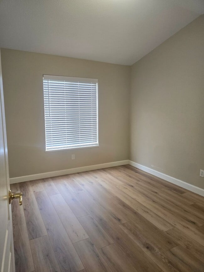 Building Photo - Don't miss this three bed two bath with a view!