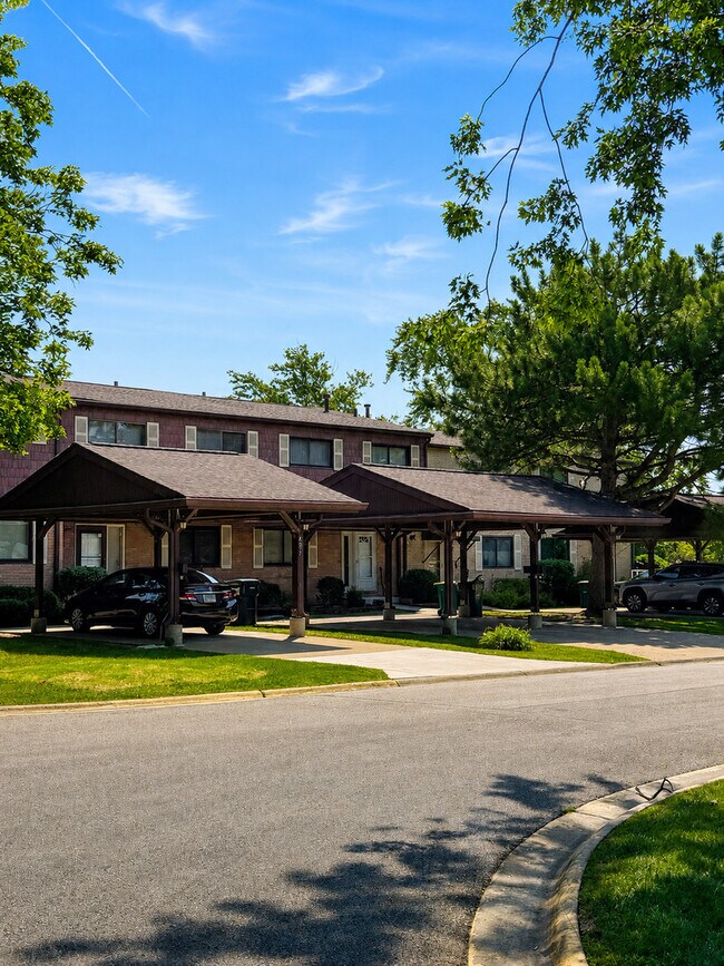Building Photo - 495 S Crow Trail