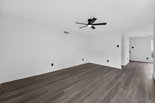 Building Photo - 302 Independence Dr