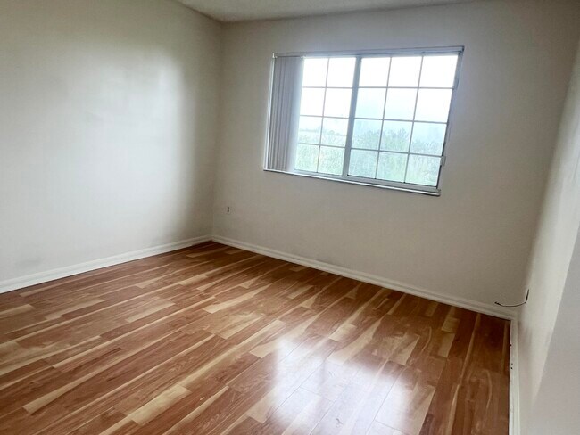 Building Photo - 900 Crestwood Ct S