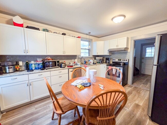 Building Photo - 1113 Drake St