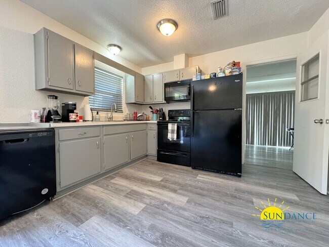 Building Photo - 3 Bedroom with Bonus living room!