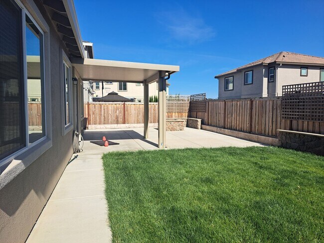 Building Photo - Feels Like a Model Home