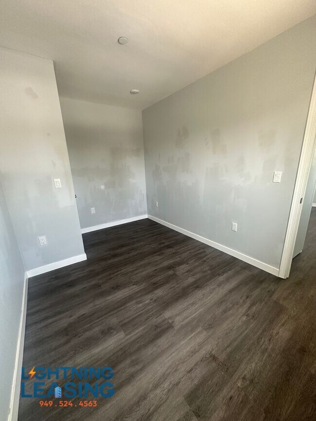Building Photo - 5859 1/2 West Blvd-5859 1/2D