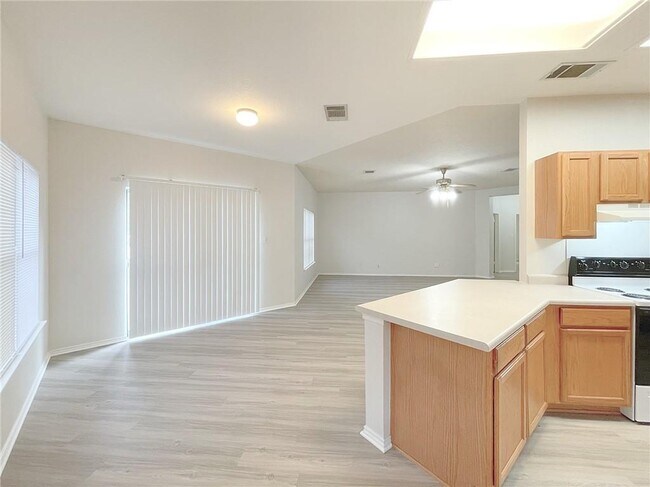 Building Photo - 2211 Little Tree Bend