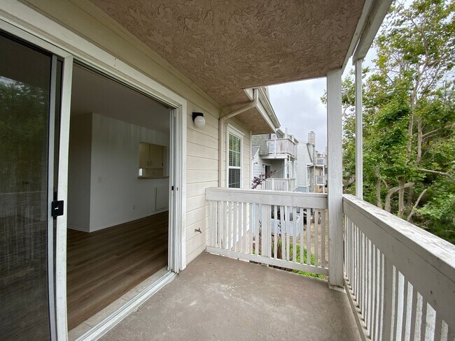 Building Photo - Bright 2 Bedroom Condo in Oceanside!