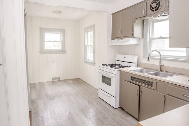 Building Photo - Very Spacious Four Bedroom Home For Rent!